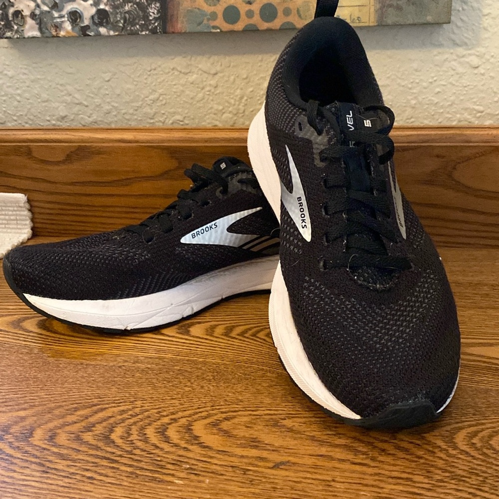 Women’s Brooks Revel Shoes ~ Size 9